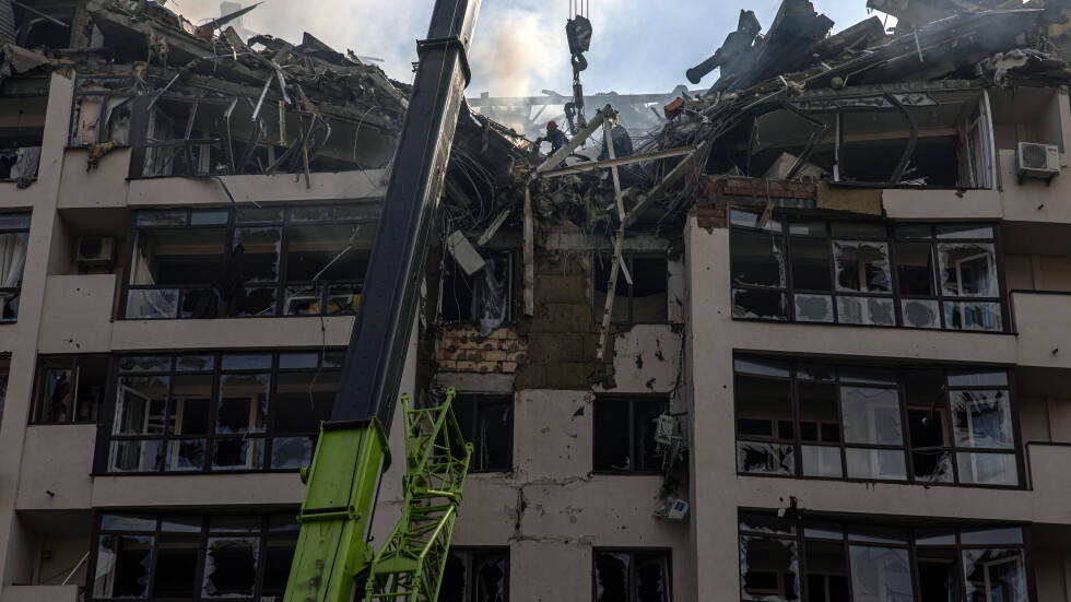 Най-малко петима ранени след обстрела на жилищна сграда в Киев