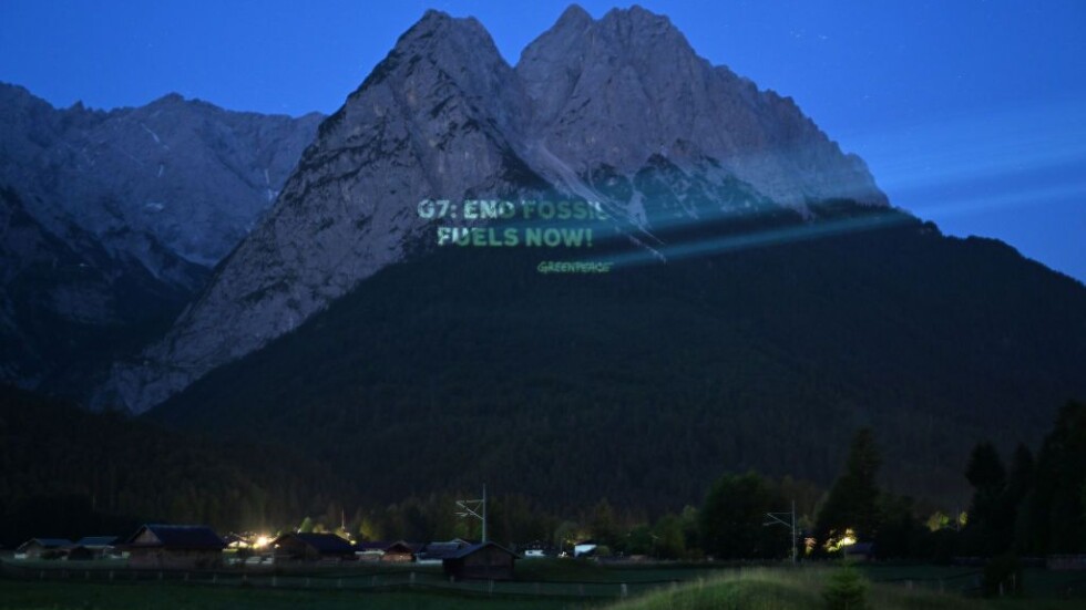 Активисти от "Грийнпийс" прожектираха послание върху планински склон