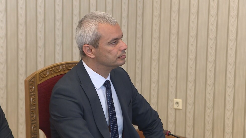 Костадинов при президента: За предсрочни избори сме, няма да преговаряме за нов кабинет в това НС