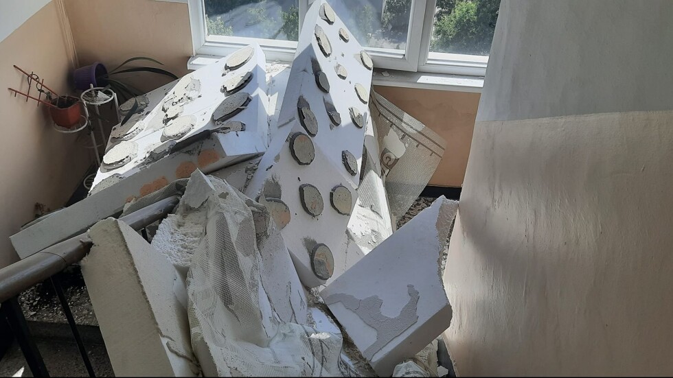 Саниран таван на блок се срути в Пловдив