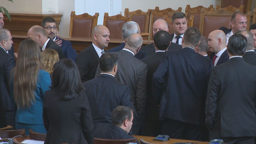 След скандала в зала: Парламентът прекрати заседанието си