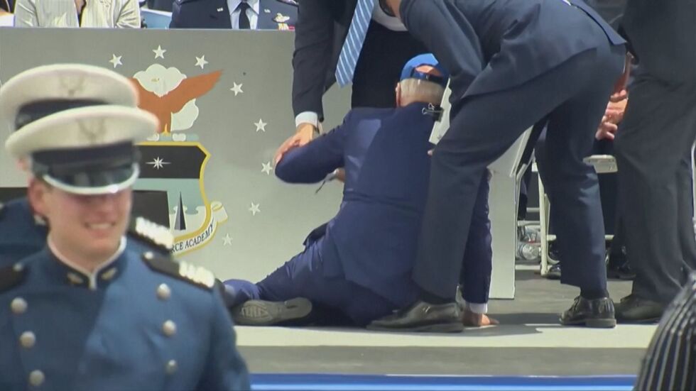 Джо Байдън се спъна и падна на церемония на военна академия (ВИДЕО)