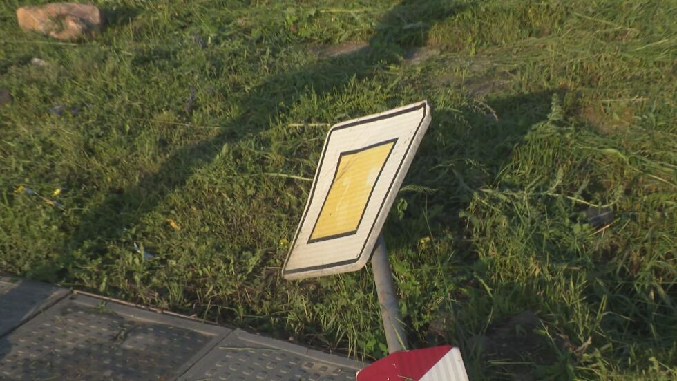 Без знаци на пътя към Бистрица: Защо част от сигнализацията е паднала на земята?