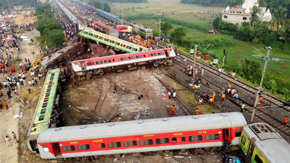 Над 230 загинали при влакова катастрофа в Индия (СНИМКИ и ВИДЕО)