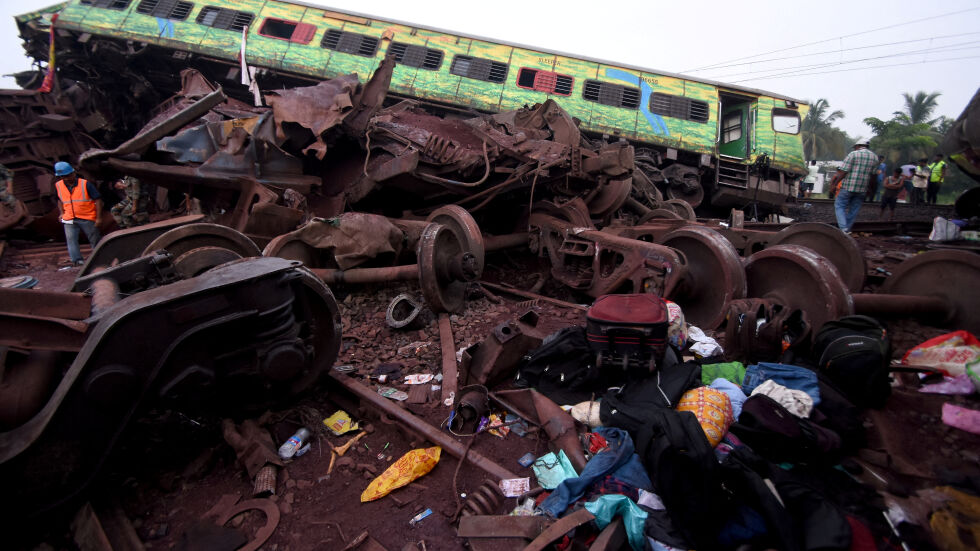 Кадри от дрон показват огромния мащаб на влаковата катастрофа в Индия (ВИДЕО)