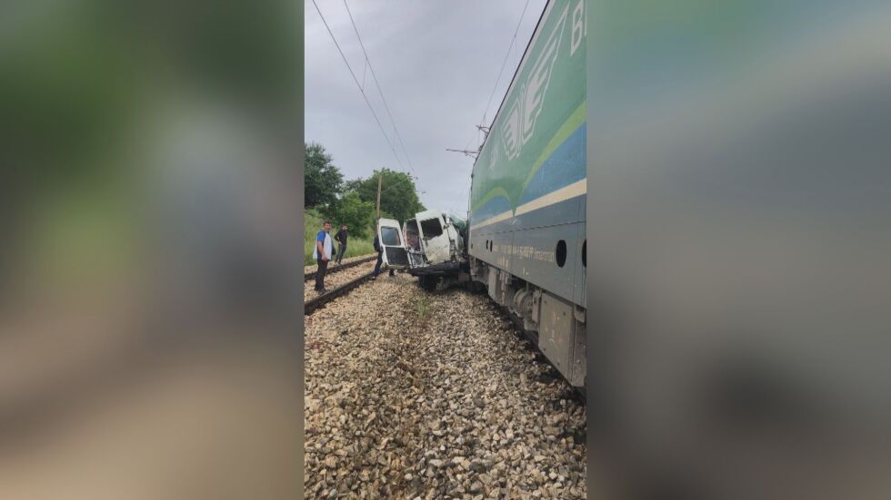 Сблъсък между микробус и влак в Плевенско, има загинали (СНИМКИ)