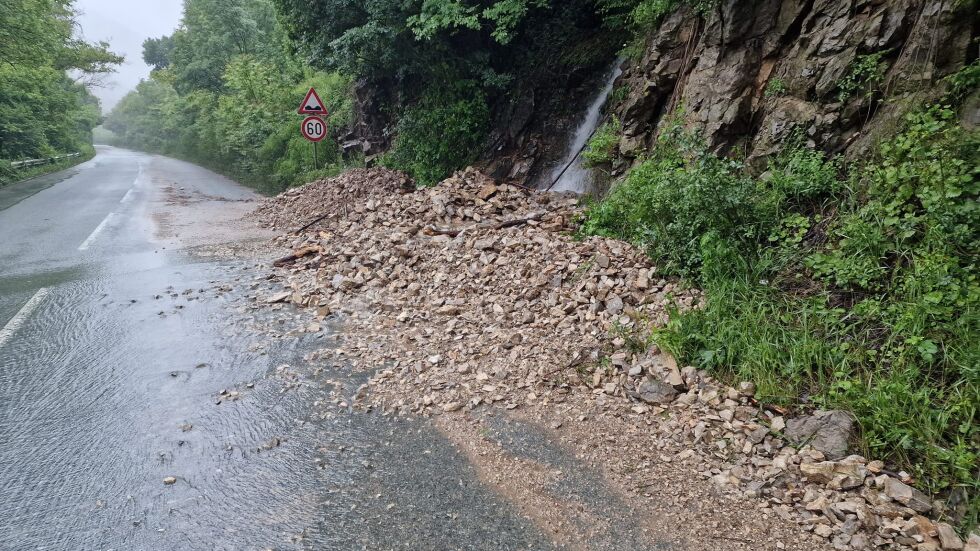 Наводнения в Северозападна България: Засегнати са важни пътища и населени места (СНИМКИ)