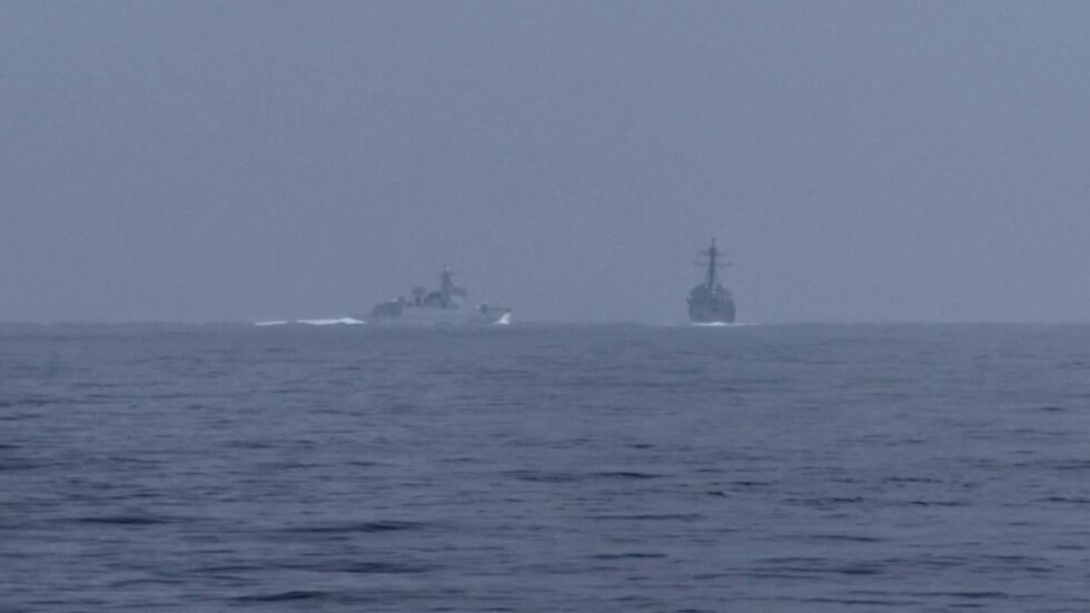 Китайски военен кораб премина по „опасен начин“ до американски разрушител (ВИДЕО)