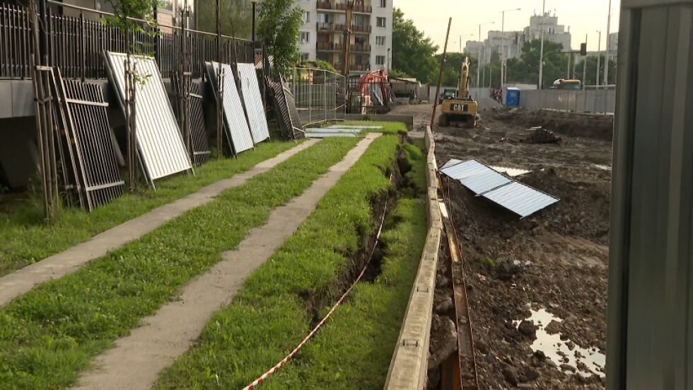 Зрителски сигнал: Заради строеж ограда на блок в София се срути след дъждовете