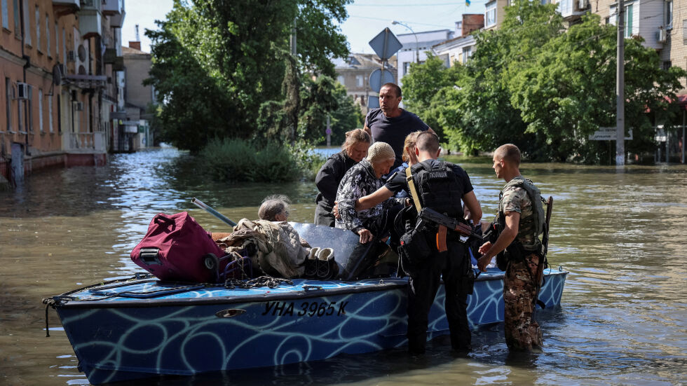 Под непрестанен руски обстрел: Хиляди се евакуират след наводненията в Украйна