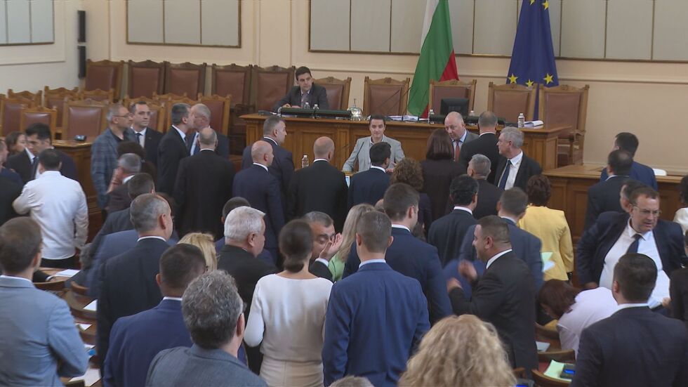  Прекратиха съвещанието в Народно събрание: „ Възраждане “ отново скочиха на Божанков 