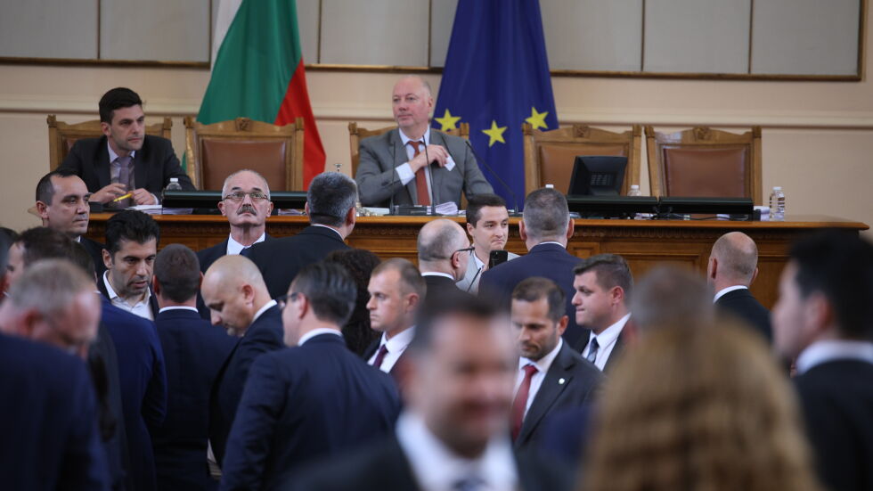Шестима депутати са наказани с порицание, а Костадин Костадинов - и с отстраняване от заседанието