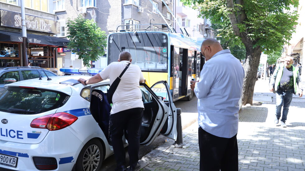 Бой в тролея посред бях ден: Моторист нападна шофьор в центъра на София