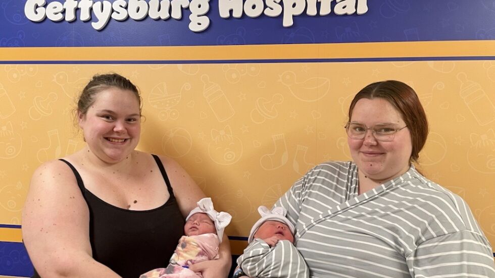 Еднояйчни близначки станаха майки за първи път в един и същи ден