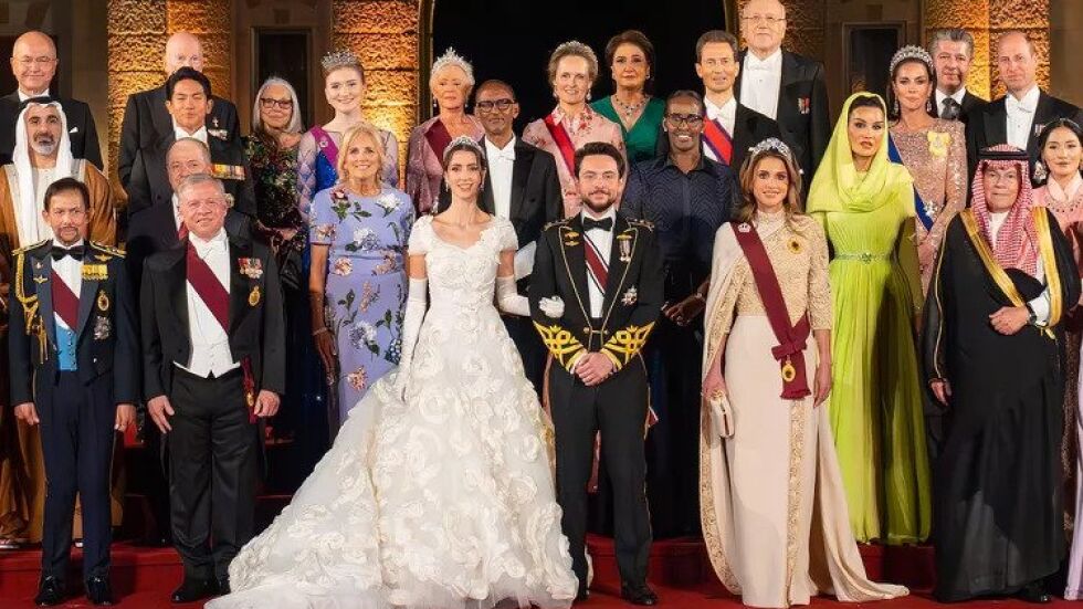 Сакскобургготски и Кейт Мидълтън в грандиозна обща снимка с най-знатните гости на сватбата в Йордания