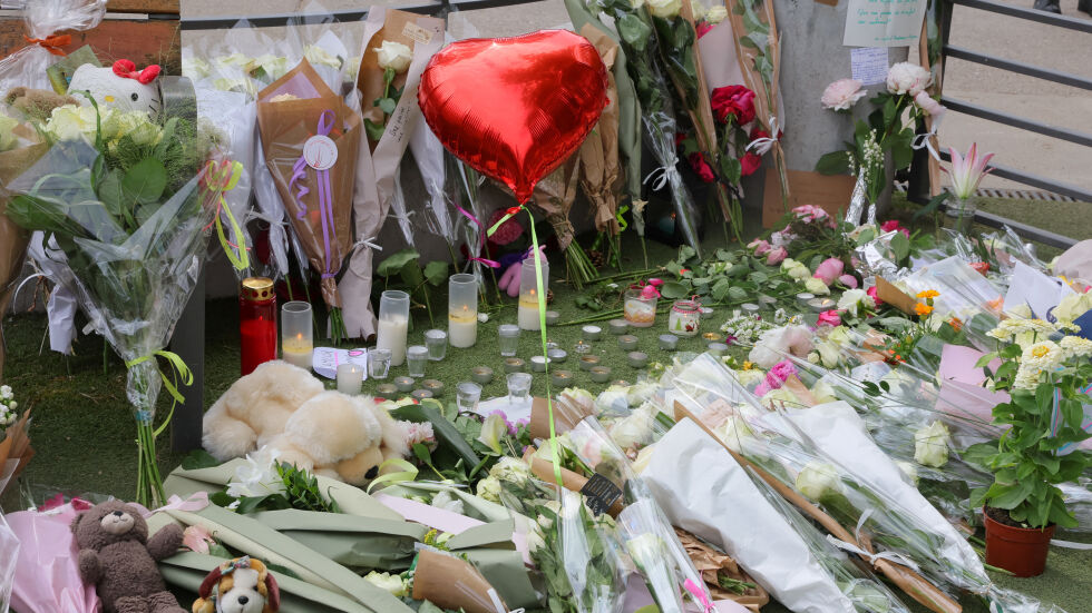 Десетки оставиха цветя на площада във Франция, където деца бяха намушкани (СНИМКИ)