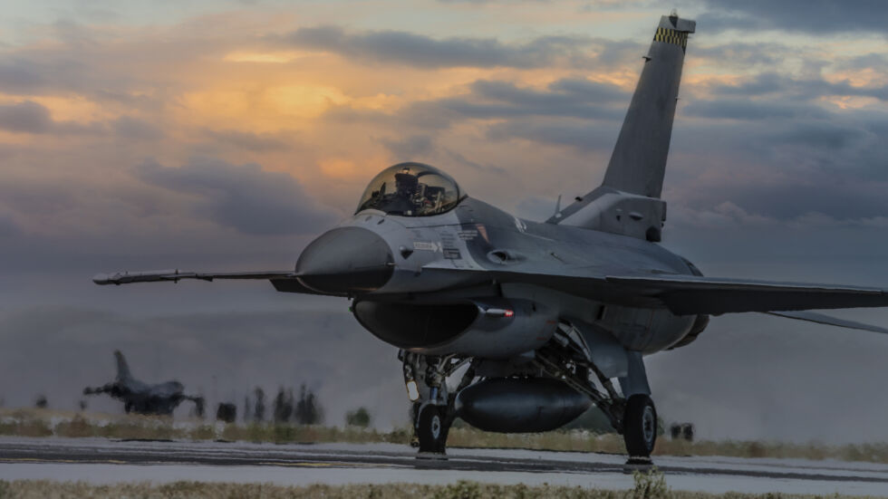 Дания: Украйна ще може да използва F-16 само на своя територия