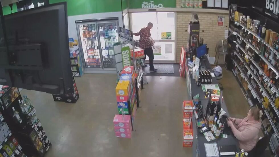 Мъж се опита да открадне алкохол от магазин, върна го, защото не успя да излезе (ВИДЕО)