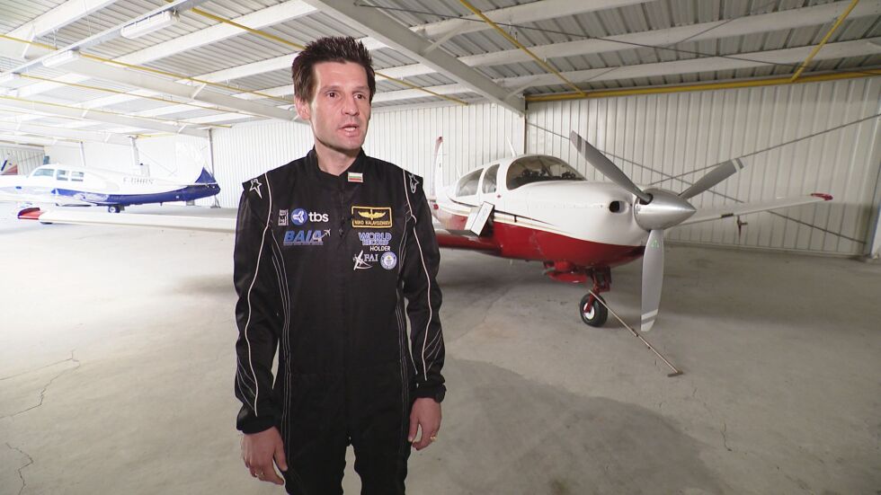 Опит за нов рекорд в авиацията: Пилотът Николай Калайджиев ще се върти на 360 градуса
