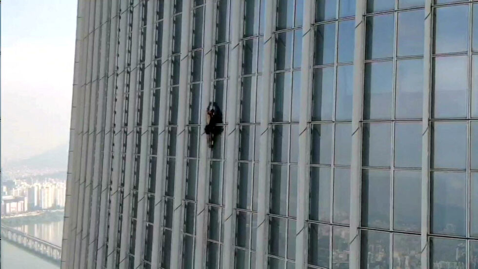 Арестуваха младеж, катерил се по небостъргач без въжета (ВИДЕО)