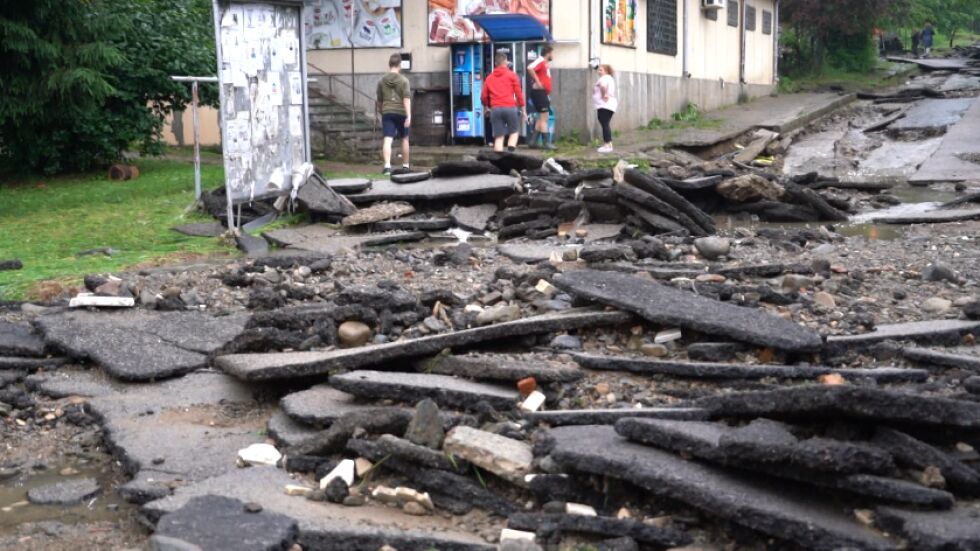 Бедствието в Берковица: Наводнени са улици, автомобили са отнесени 