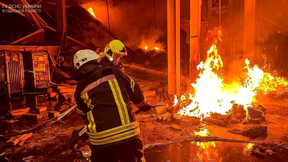 След ракетна атака: Пожар близо до бизнес център и склад на търговска верига в Одеса 