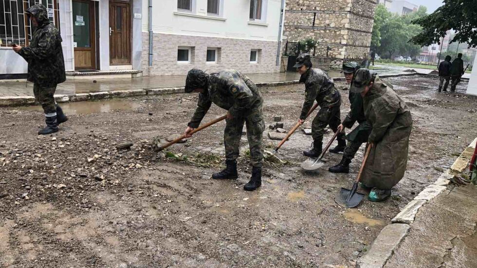 Военнослужещи от Сухопътните войски втори ден помагат след бедствието в Берковица 