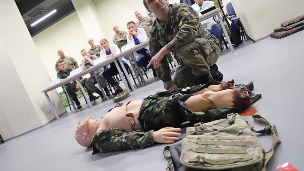 Шестима военнослужещи положиха изпит за парамедици във ВМА (СНИМКИ)