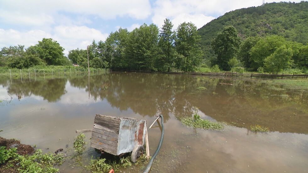 Частично бедствено положение в Етрополе: Наводнени са къщи, отнесени са мостове