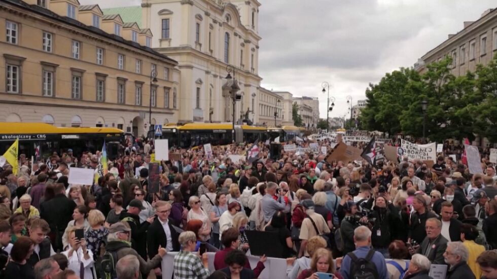 След смъртта на бременна жена: Хиляди протестираха в Полша срещу забраната за аборт