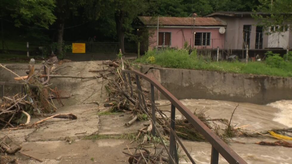 Бедствие в Етрополе: Отнесен мост, наводнени къщи и дворове