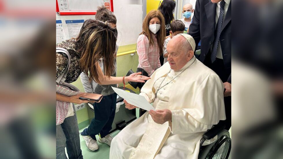 Здравословното състояние на папа Франциск се подобрява