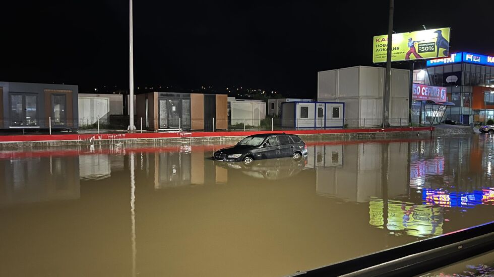 Блокирани от водата в София: Евакуираха от закъсали коли петима души, сред които и деца