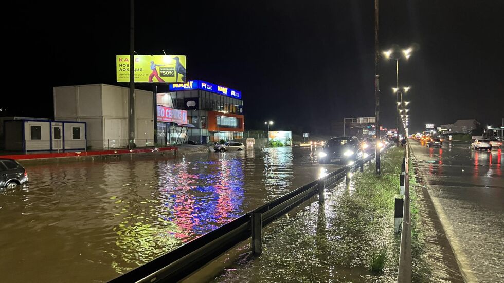 Обилните валежи в София: Затвориха кръстовището на Лъвов мост