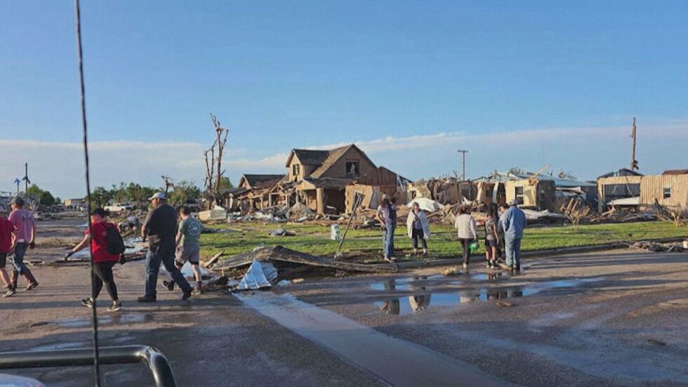 Торнадо уби трима и рани около 100 души в Тексас (ВИДЕО)
