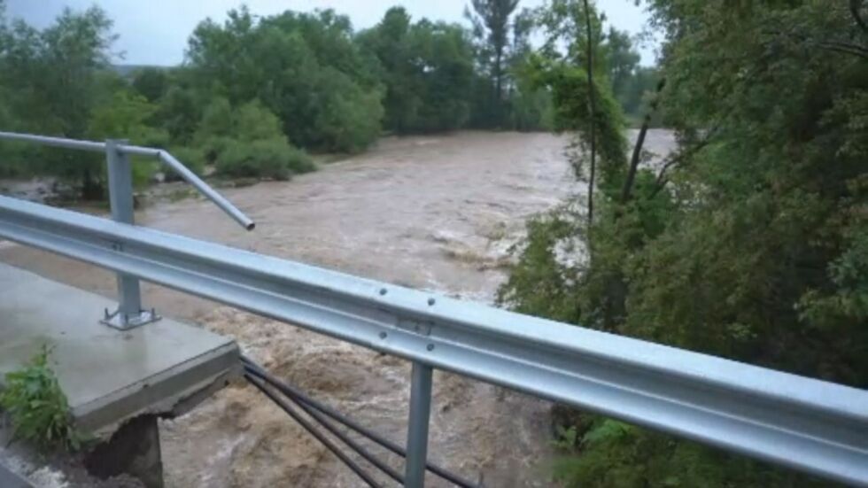 Опасно време: Трима работници са били блокирани заради наводнението в Криводол 