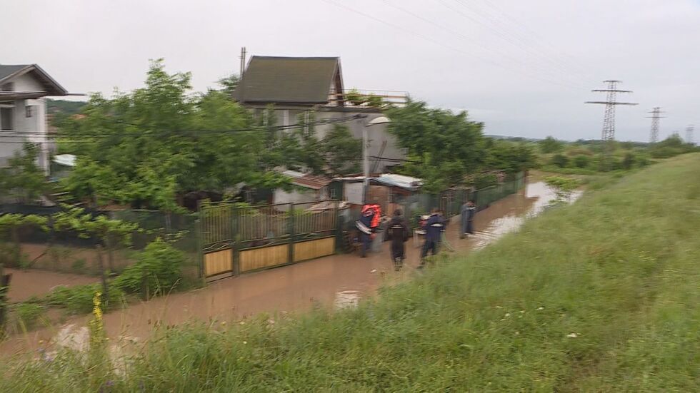 Аварийни екипи отводняват къщи и улици в "Нови Искър"