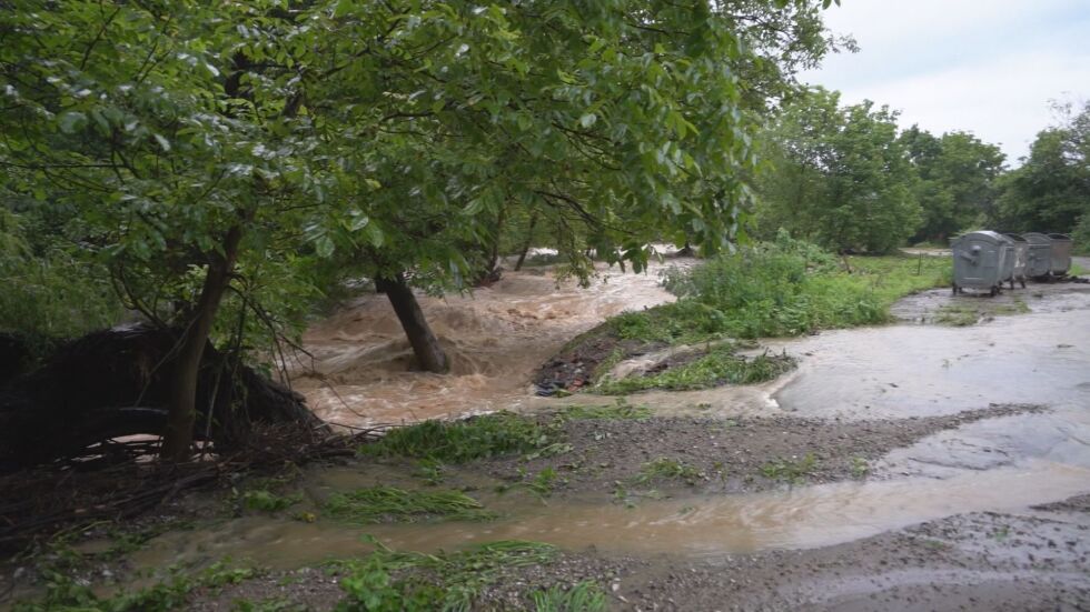 Преля река Елешница: Няма пострадали хора, щетите са материални