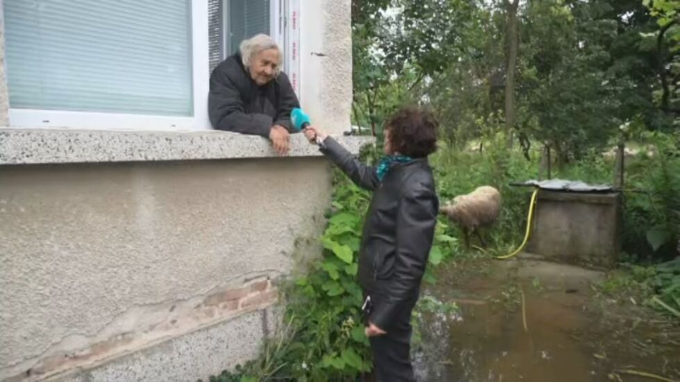 „Носят храна, мляко, хлебец“: Доброволци помагат на 85-годишна жена с наводнен имот в Боровци