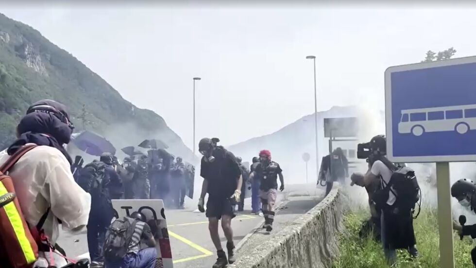 Протест за околната среда във Франция, полицията използва сълзотворен газ