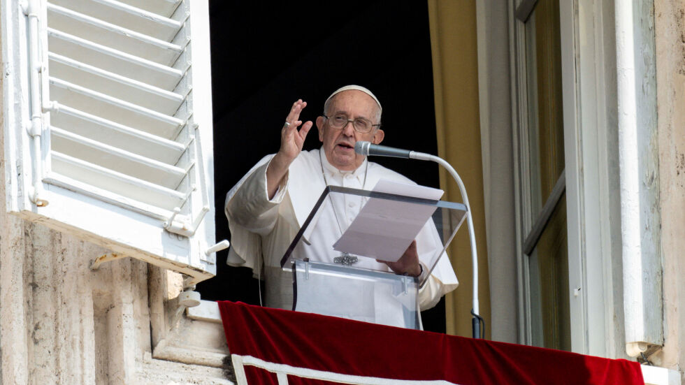 След операцията: Папа Франциск с първа публична поява пред обществеността