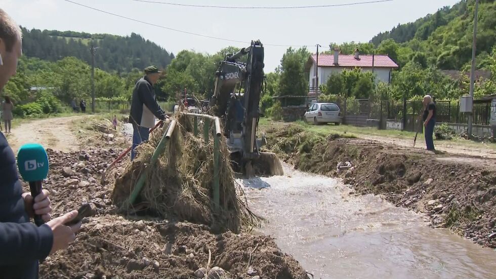 „Приливната вълна дойде за минути“: В село Голема Раковица реката е отнесла мост