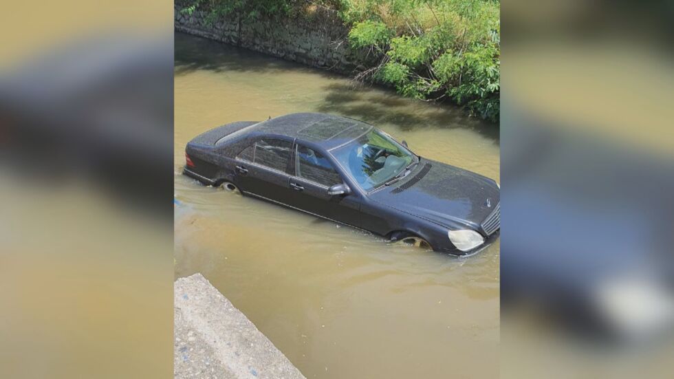 Кола падна в канал "Паша арк" в Пазарджик (СНИМКИ)
