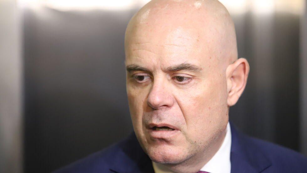  Гешев отвън прокуратурата: Ще употребява 