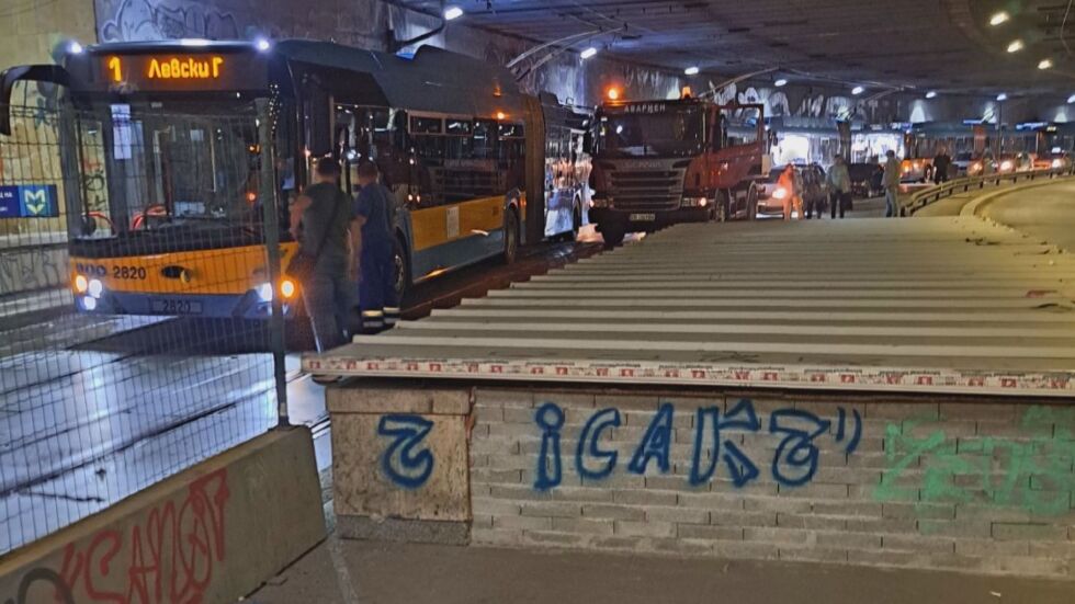 Голямо задръстване в центъра на София, след като тролей аварира в подлеза на НДК