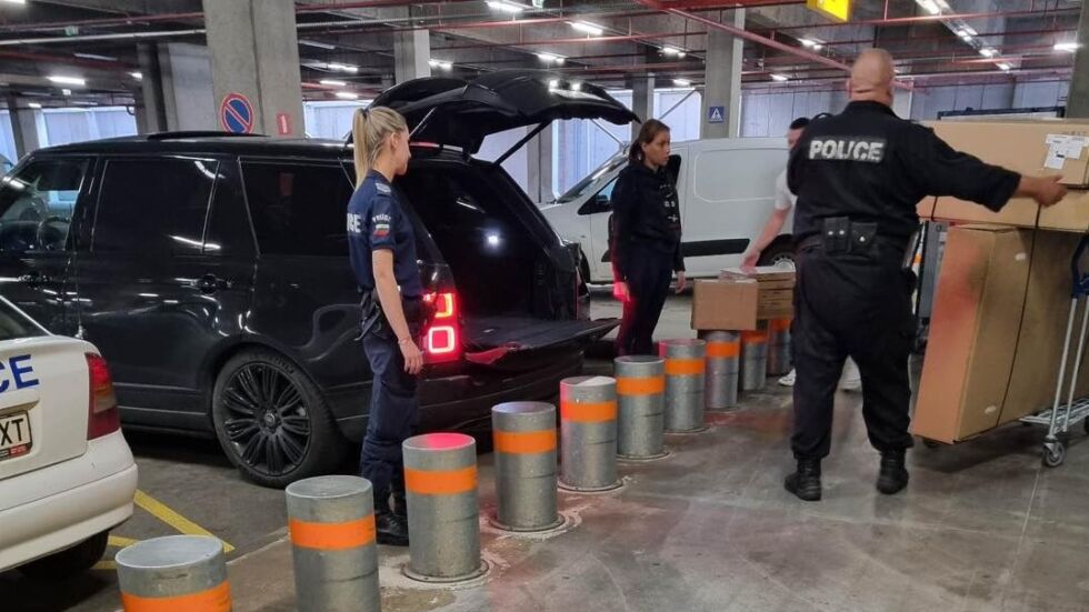 Снимки от паркинг: Защо полицаи носят и товарят мебели на Любена Павлова в автомобила ѝ