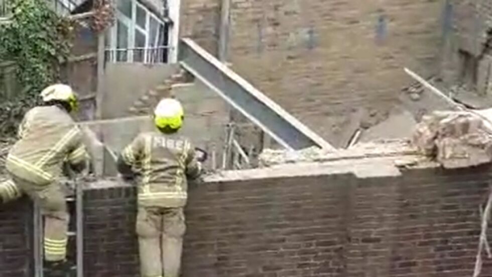 Триетажна сграда се срути в Лондон (ВИДЕО)