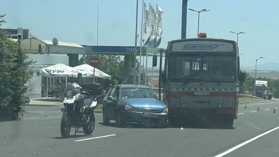 Катастрофа между автобус на градския транспорт и кола в Бургас 