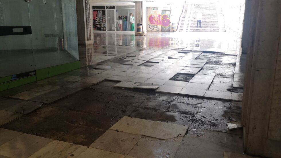 Щети от проливния дъжд в София: Паднали и счупени плочки в подлеза на бул. "България" (СНИМКИ)