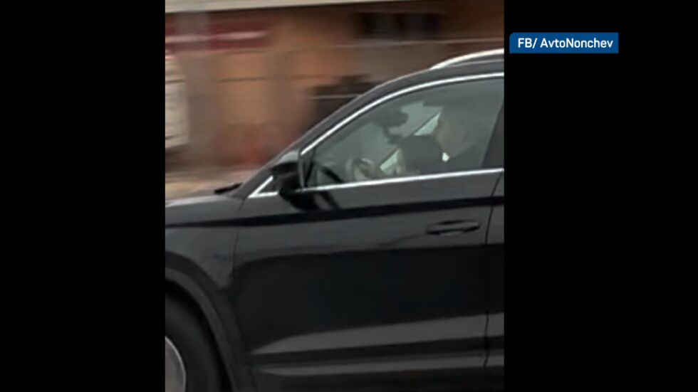 Дете зад волана на дипломатически автомобил в София (ВИДЕО)